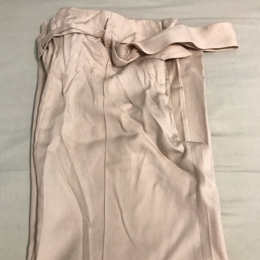 Beige wide leg trouser with belt.